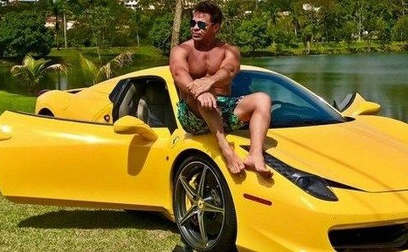 Eduardo Costa ostenta com Ferrari de R$ 2 milhões comprada de Gusttavo Lima e que ainda não pagou
