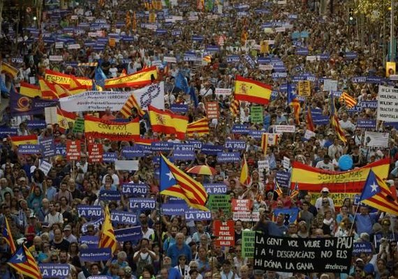 Manifestação contra o terrorismo reúne 500 mil pessoas em Barcelona