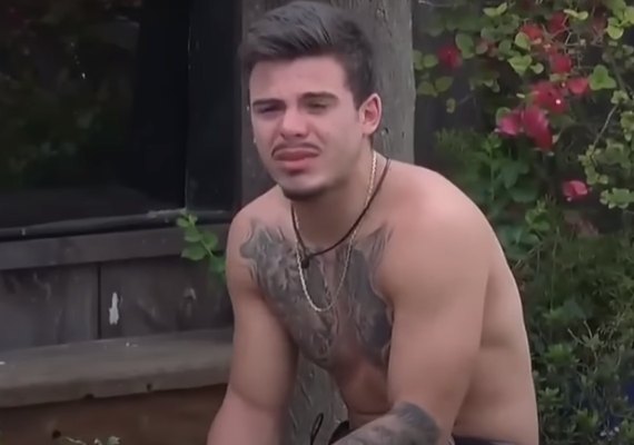 'A Fazenda 14': Thomaz Costa tenta tirar a própria vida com remédios e Deolane debocha