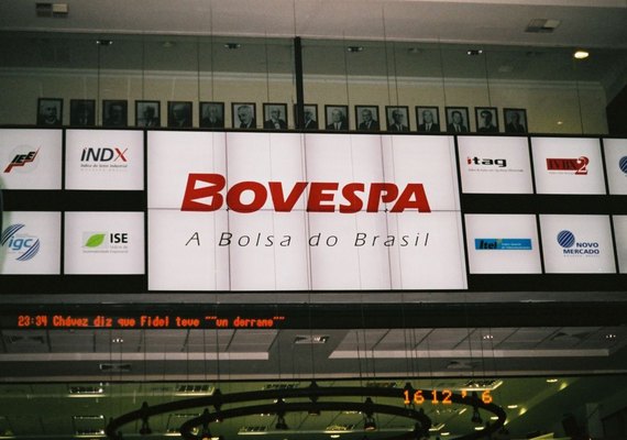 Bovespa fecha em alta nesta sexta-feira, mas tem perda na semana