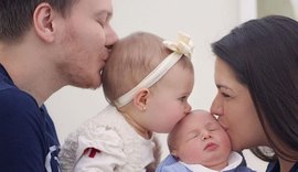 Com Teodoro, Thaís Fersoza posta 1ª foto da família completa: 'Amores'