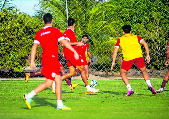 CRB intensifica os treinos para surpreender o Santos no domingo