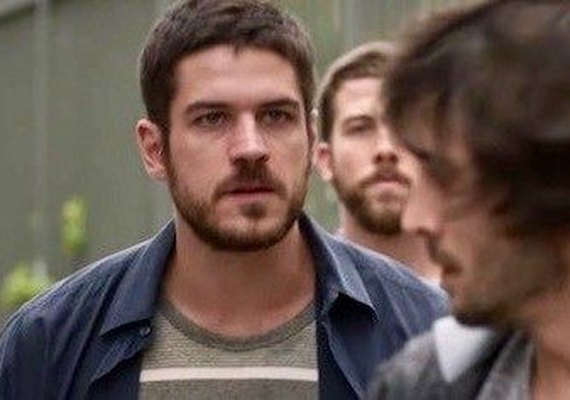 'A Força do Querer': Em reencontro, Zeca e Ruy brigam no meio da rua