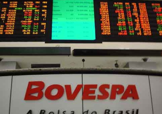 Bovespa opera em queda nesta terça, de olho no cenário político