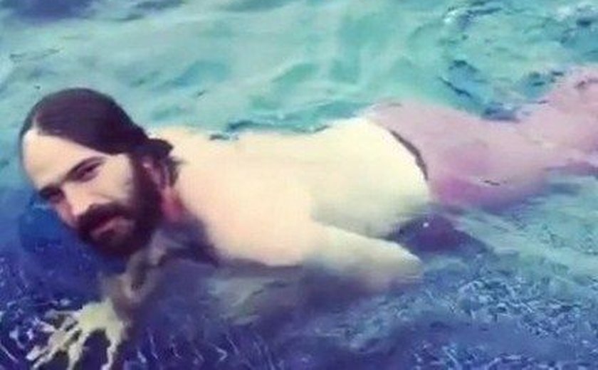 Caco Ciocler 'bomba' na web com vídeo nadando com cauda de sereia na piscina