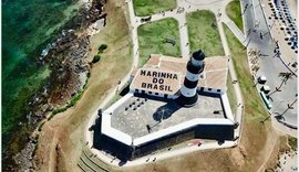 Iphan notifica Marinha após pintura irregular em telhado no Farol da Barra