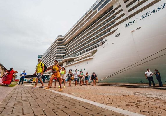 Com 3,2 mil passageiros a bordo, navio MSC Seaside desembarca em Maceió