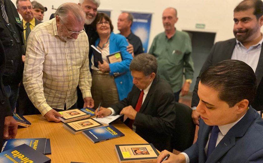 Ex-deputado lança seu 3º livro e ainda é homenageado com outra obra literária que destaca sua biografia