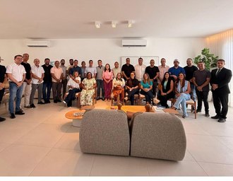 Ex-prefeito e a mãe deputada consolidam união e força política visando eleição