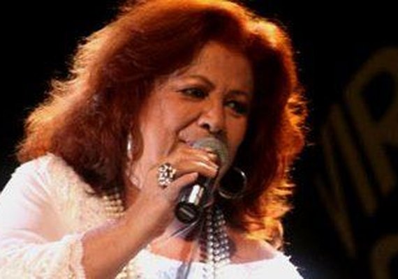 Beth Carvalho tem delírios, sofre no hospital e implora para cantores visitá-la