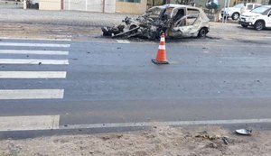 Motorista morre carbonizado após colidir em caminhão na Via Expressa