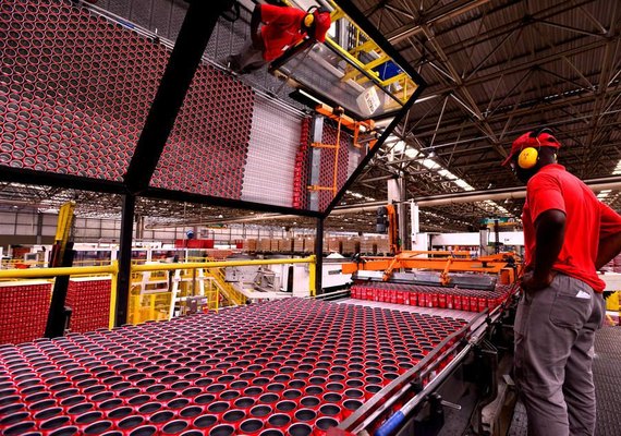Coca-Cola anuncia pausa em publicidade no Facebook e Twitter