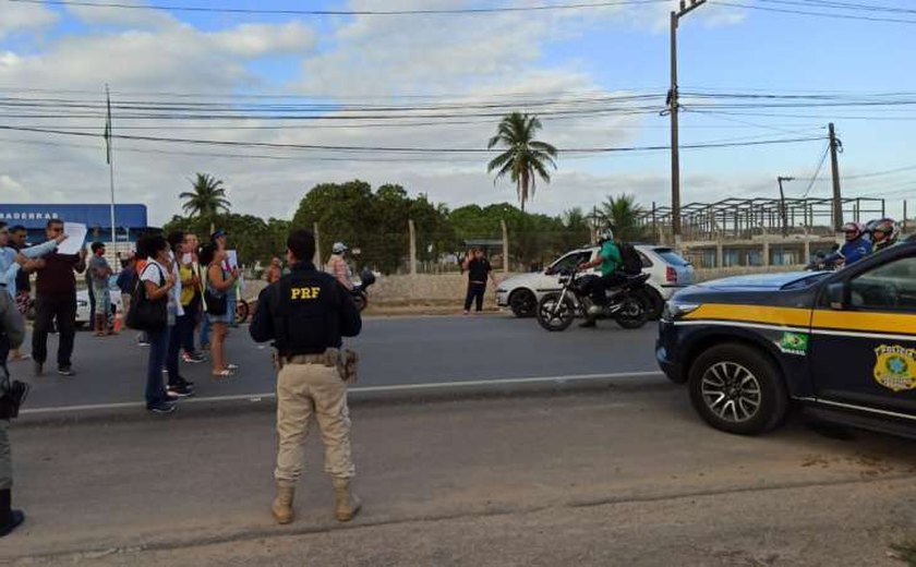 Moradores protestam na BR-101 contra mau serviço da Veleiro