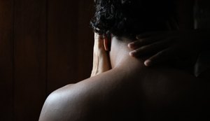 Entre poesia e corpo: Cia do Chapéu lança 'Pelos Poros e Pequenos Apelos'