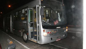 Passageiros têm pertences roubados dentro de ônibus