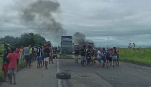 Grupo de indígenas faz protesto e bloqueia BR-101, em Porto Real do Colégio