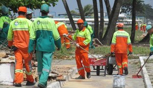 Slum recolhe 55 toneladas de lixo da orla de Maceió após o Réveillon