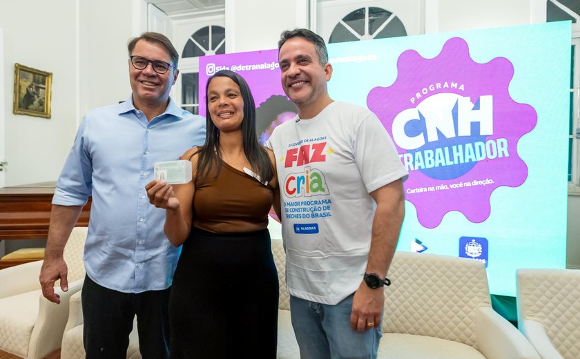 Governador entrega as primeiras CNHs do Trabalhador e anuncia mais 30 mil vagas