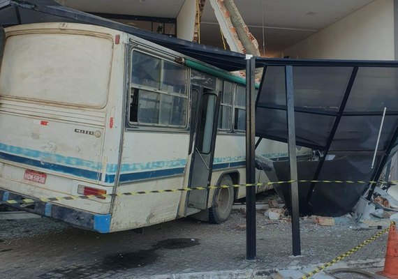 Vídeo: ônibus colide com galeria em Maragogi e jovem de 23 anos morre no local