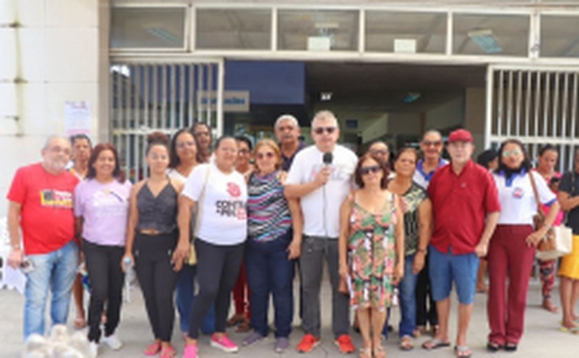 Técnico-administrativos realizam ato público na entrada do HU da Ufal