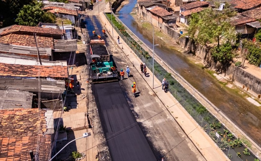 Via principal do Vale do Reginaldo recebe pavimentação