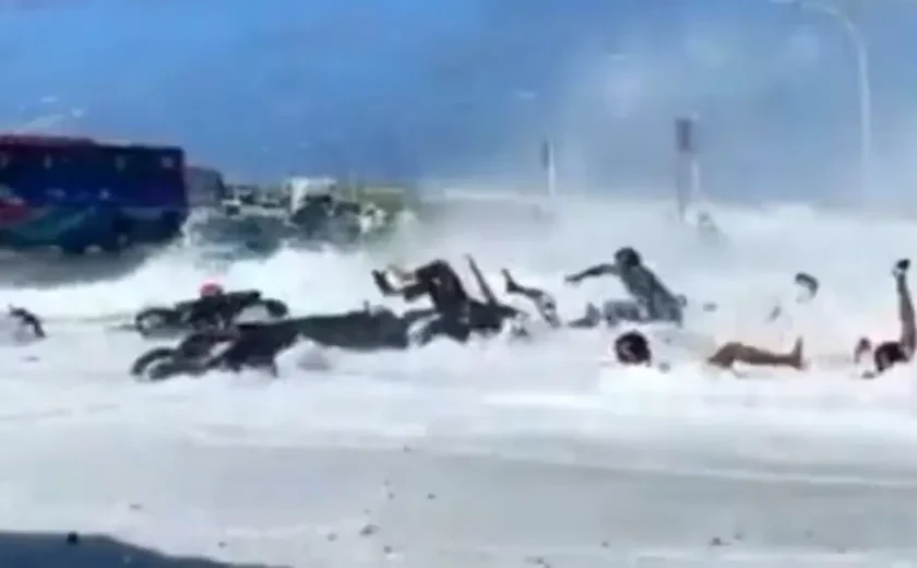 Ondas fortes arrastam carros, motos e pessoas que circulavam na orla da Ilha de Malé