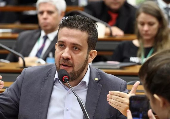 Janones confirma apoio a Lula no segundo turno e diz que Bolsonaro é incompetente até para dar um golpe