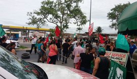 Professores de Rio Largo fazem protesto por salários cortados