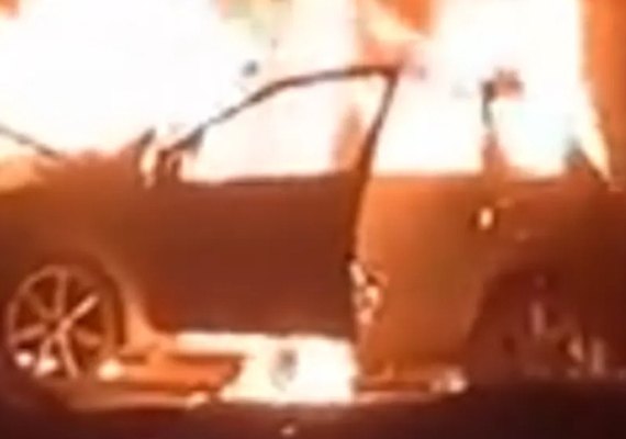 Carro bate em poste e pega fogo no Petrópolis