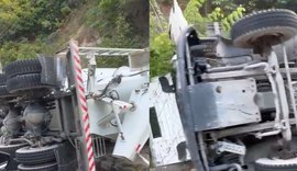 Caminhão betoneira tomba em trecho da Avenida Pierre Chalita, em Maceió