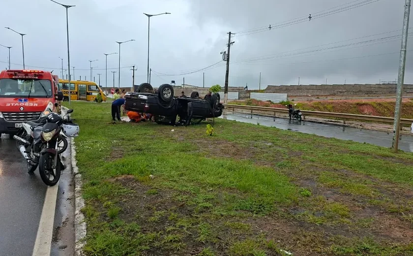 Motorista fica ferido após capotamento de caminhonete na Avenida Rota do Mar, em Maceió
