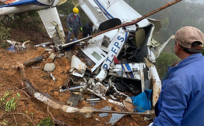 Dois corpos são resgatados em escombros após queda de helicóptero