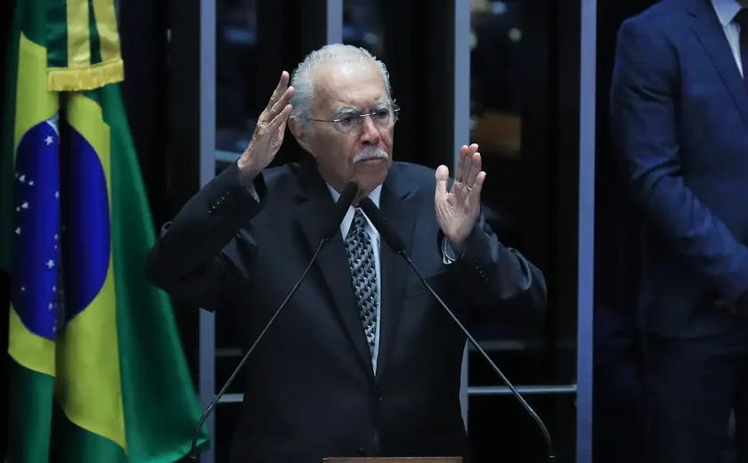 Ex-presidente José Sarney é internado com quadro de pneumonia