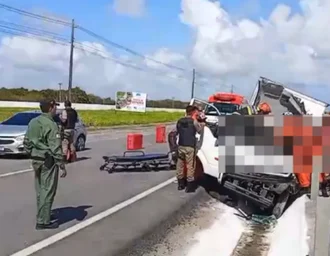Motorista fica ferido após caminhão tombar na Barra de São Miguel