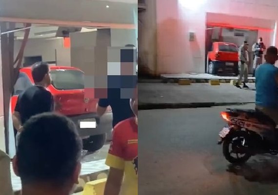 Carro invade agência bancária em Atalaia e motorista foge após acidente