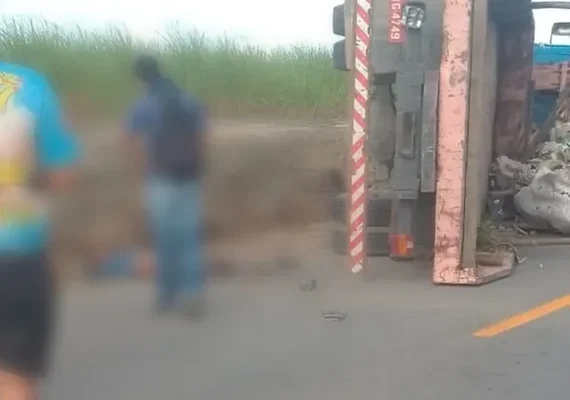 Condutor de carreta morre após ser arremessado durante tombamento na AL-420