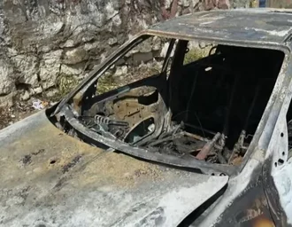 Carro é destruído por incêndio na Ladeira Bonfim, em Maceió; motorista escapa sem ferimentos