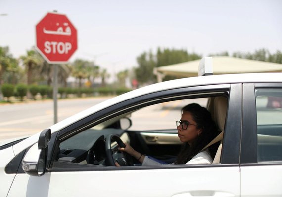 Mulheres sauditas chegam às ruas e estradas com fim da proibição para dirigir