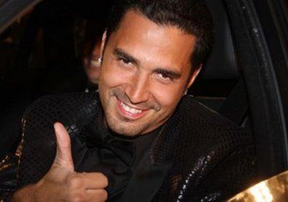 Latino faz piada sobre nascimento de 3º filho de Kelly Key: 'Já, já, ela empata comigo'