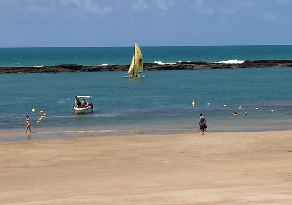 Três pessoas são resgatadas pelo Corpo de Bombeiros após se afogarem na Praia do Francês