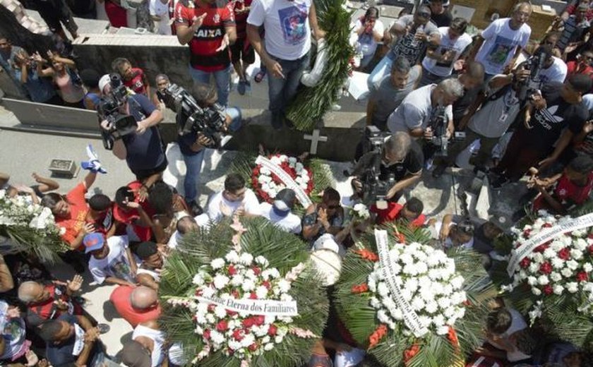 Corpos de mais vítimas de incêndio no CT do Flamengo serão enterrados
