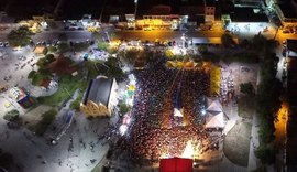 Sertanejos deliram na noite de 'São João' em Delmiro Gouveia