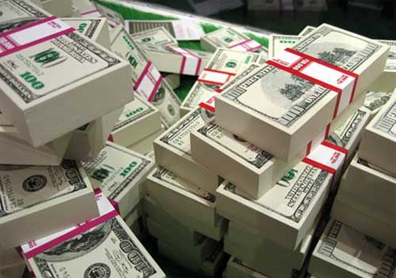 Dólar começa a semana em queda em relação ao real