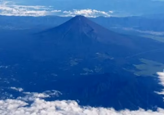 Pai deixa filho de 7 anos sozinho em caminhada no Monte Fuji