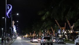 Iluminação de fim de ano na orla de Maceió fascina alagoanos e turistas