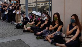 Em frente à escola de jovem baleado em Hong Kong, manifestantes fazem protesto