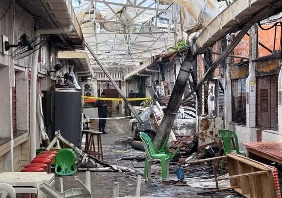 Incêndio atinge centenário Mercado da Madalena e dois boxes pegam fogo
