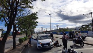 Motoqueiro se distrai e bate na traseira de veículo parado no sinal