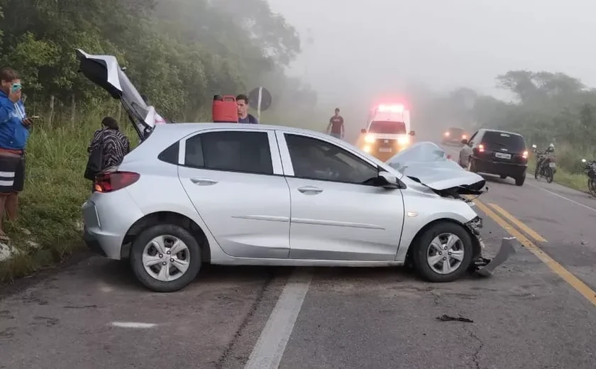 Gestante morre e outras três pessoas ficam feridas em colisão envolvendo dois carros de passeio