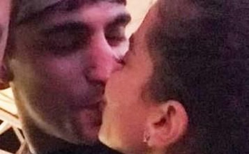 Novo boy? Anitta é fotografada aos beijos com Thiago Magalhães